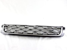 K8D2-8200-A MASCHERINA RIVESTIMENTO PARAURTI ANTERIORE CON STEMMA LAND ROVER RAN