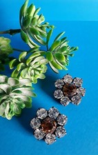 "DOLMAN" Orecchini Clip, cristalli colore ambra e argento, diametro 2,8 cm.