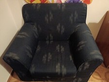 Poltrona Blu Scuro. Seduta Comoda E Larga Con Braccioli.