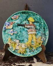 Piatto in ceramica in rilievo