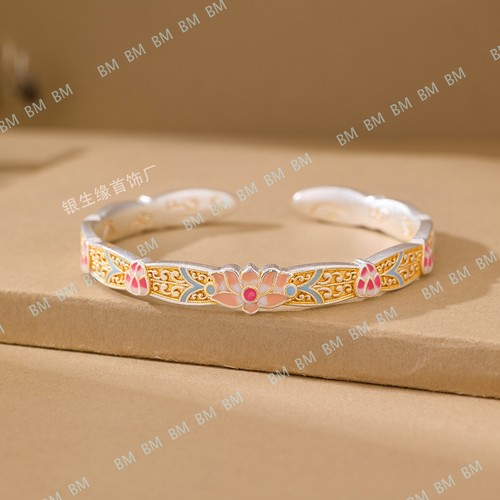 Bracciale aperto fatto - , mano