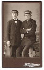 Fotografia Wilh. Schroers, insegnante, due giovani studenti in abiti con colore  