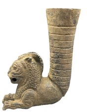 Antico vaso a forma di animale con testa di leone Rhyton in pietra del...