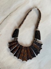 Collana Etnica Grande Intagliata Legno Marrone Ventaglio Bohemién Tribale