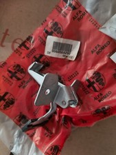1x GANCIO SICURA CHIUSURA COFANO MOTORE ALFA 145 146 ORIGINALE 60568290