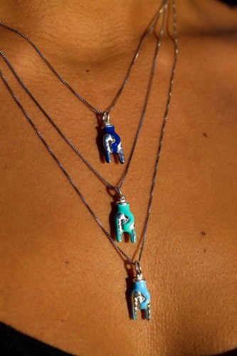 Collana con ciondolo mano