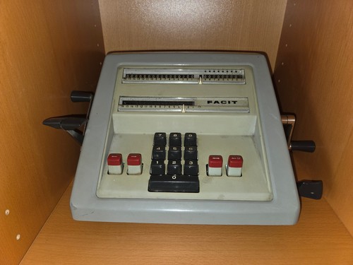 Calcolatrice meccanica vintage
