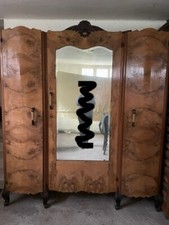 Armadio usato vintage. Armadio in radica di rosa, a tre ante, con specchio.