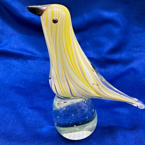 Canarino bicchiere giallo - giallo, su