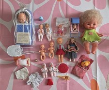 ? SPLENDIDO LOTTO DI PICCOLE BAMBOLE VINTAGE RARE ED ACCESSORI ? + UNA FURGA 