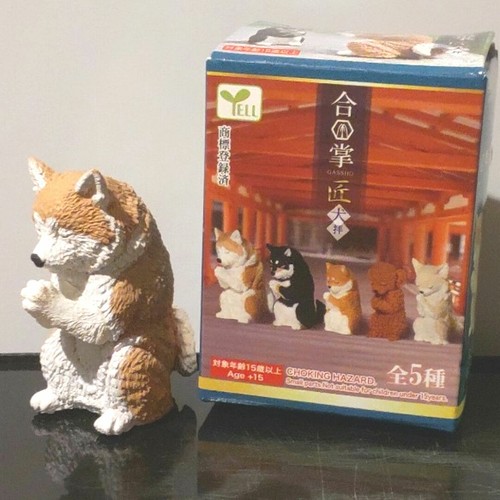 Kneeling commemorative akita - kneeling,