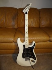 Chitarra firmata Dean Z - bianca con hardware cromato collo/tasto in pino bianco