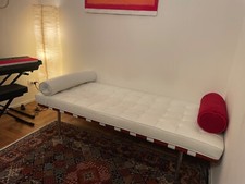 divano chaise longue, bianco in pelle, come nuovo. Sostegno in legno rosso