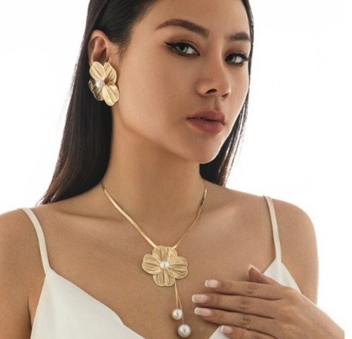Zara orecchini oro fiore perle
