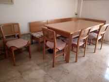 sala da pranzo completa di tavolo e sedie, panca, credenza, mensola e vetrina
