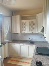 Cucina in legno componibile completa di elettrodomestici Ariston e top di marmo