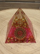 Piramide Orgonite con quarzo rosa