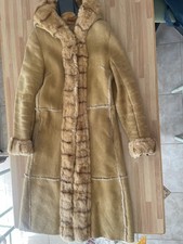 Cappotto in montone e pelliccia di colore miele con cappuccio