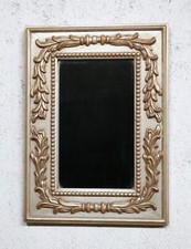 Elegante specchiera con cornice in legno argentata