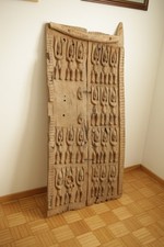 Porta  in legno antica della tribù Dogon del Mali