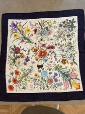 Foulard vintage in seta Gucci, fantasia “Flora”, colore panna e bordo blu, 90x90