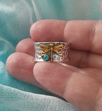 ANELLO FASCIA CON ACQUAMARINA IN ARGENTO MARTELLATO E LIBELLULA PLACCATA ORO 23K