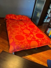 Divano letto rosso e arancione