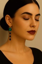 Orecchini pendenti in argento 925 placcato oro con cristallo verde e onice