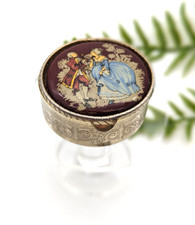 Portapillole cofanetto ceramica porcellana antico vintage motivo coppia Italia