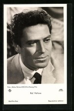Cartolina attore Raf Vallone in tuta 