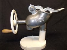 VECCHIO ANTICO TRITA GHIACCIO MARCA SIBERIA IN ALLUMINIO E FERRO COLOR AVORIO