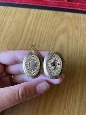 CIONDOLO DORATO APRIBILE  20x30 mm GQ