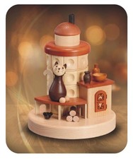 Stufa in maiolica affumicata con gatto su banco forno