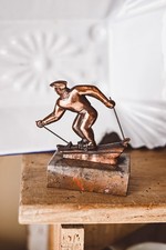 Statua scultura sciatore