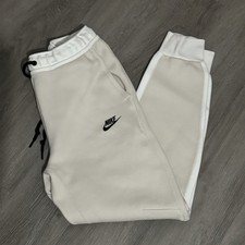 Nike Tech Joggers in Pile di