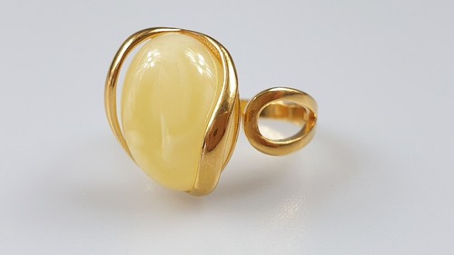 Anello ambra bianca regolabile