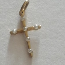 Ciondolo a forma di croce in oro giallo 375 9 carati con 6 zirconi della Strolli