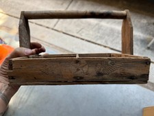 Scatola in legno con loghi