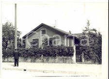 1939 MILANO COSTUME Veduta di una villetta con carabiniere *Fotografia 18x13
