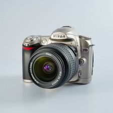 ECCELLENTE Nikon D50 Argento + AF-S Nikkor 18-55mm F/3.5-5.6 GII + SD 2GB Digi...