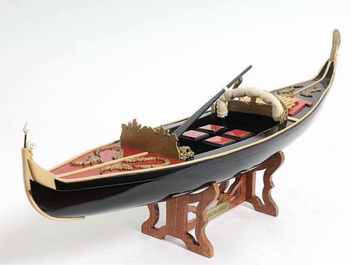 Gondola veneziana artigianale