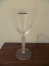 LALIQUE verre en cristal modèle LOUVRE , pied gravé , publicitaire 