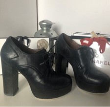 Scarpa stringata con plateau