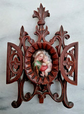 ANTICA BELLISSIMA MINIATURA SU PORCELLANA CON CORNICE LIGNEA NEOGOTICA, 1800.