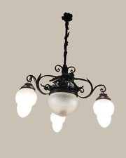 Lampadario ferro 4 luci epoca Liberty. Vetri originali. Ottimo stato. Misure 110