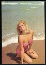 AK Donna In Bikini In