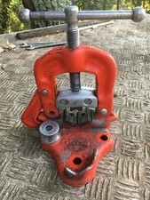 Morsa/Morsetta Rigid  idraulica a banco ribaltabile in ghisa per tubi fino a 2"