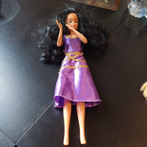 Vecchia bambola barbie buona - vecchia,