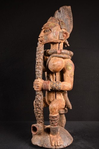 Una grande statua primitiva