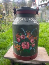 Vecchia lattiera dipinta con